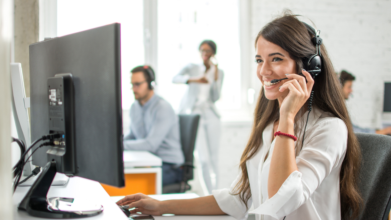 whitepinkandblackmodernadvancedcustomersupportpresentationwebsite